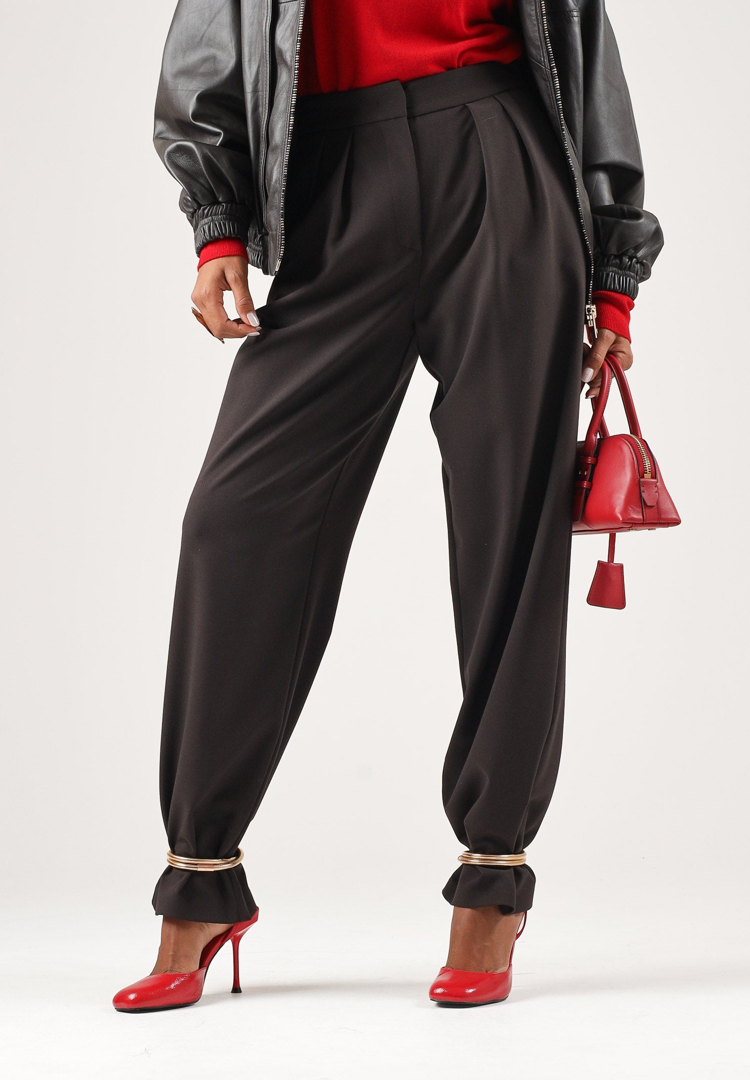 SIMONA CORSELLINI Pantaloni dark chocolate-marrone  per donna con vita alta, linea affusolata e dettagli metallici alle caviglie. A26CPPA01402 V0761 SIMONA CORSELLINI 