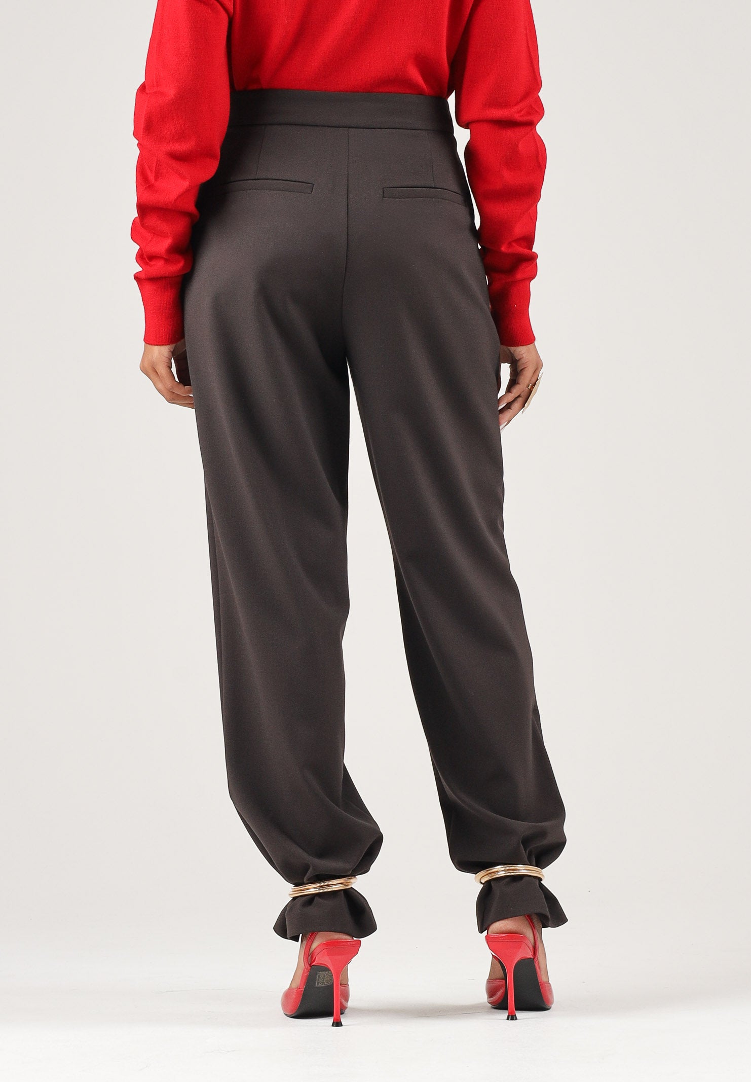 SIMONA CORSELLINI Pantaloni dark chocolate-marrone  per donna con vita alta, linea affusolata e dettagli metallici alle caviglie. A26CPPA01402 V0761 SIMONA CORSELLINI 