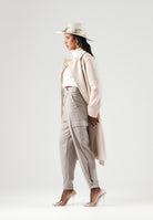 SIMONA CORSELLINI Pantalone beige per donna con gamba barrel e ampie tasche laterali. A26CPPAW0501 V0796 SIMONA CORSELLINI 
