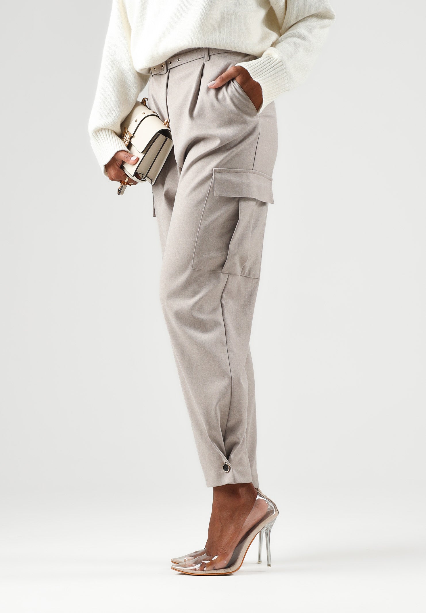 SIMONA CORSELLINI Pantalone beige per donna con gamba barrel e ampie tasche laterali. A26CPPAW0501 V0796 SIMONA CORSELLINI 