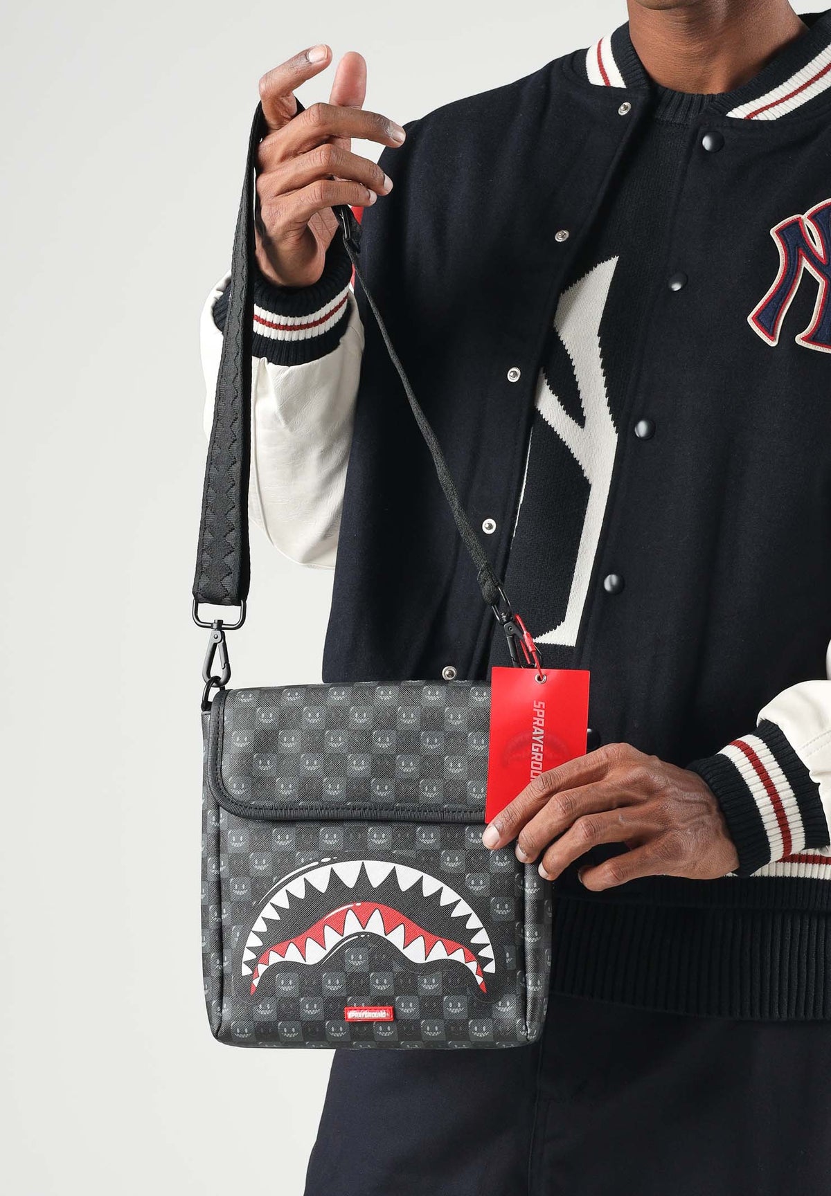 SPRAYGROUND Borsa a tracolla SHARK MONOGRAM nera per uomo, donna e bambino con patta e iconica grafica monogram 910B9314NSZ . SPRAYGROUND 