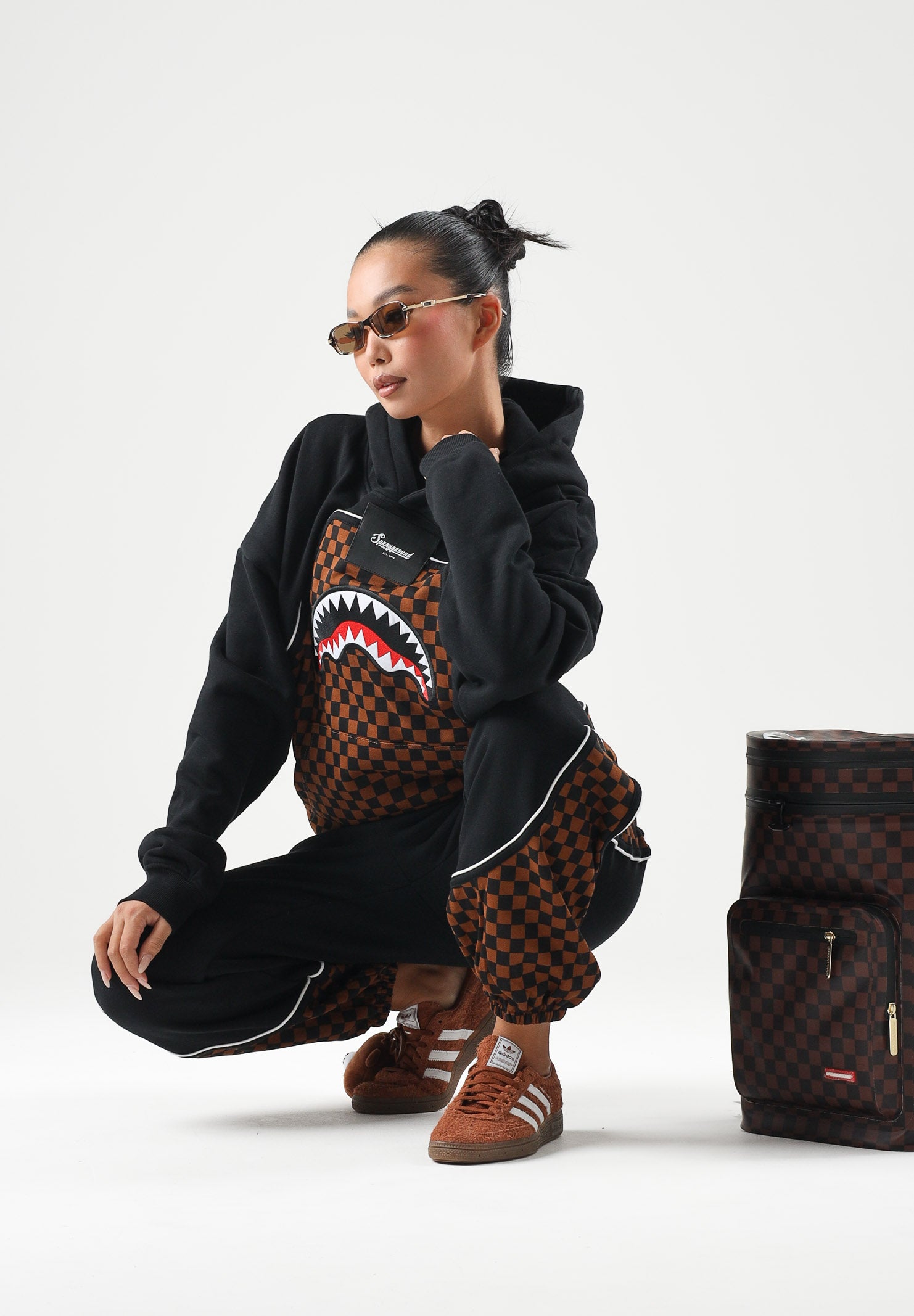 SPRAYGROUND Felpa con cappuccio nera con dettagli marroni per uomo e donna SP933G . SPRAYGROUND 
