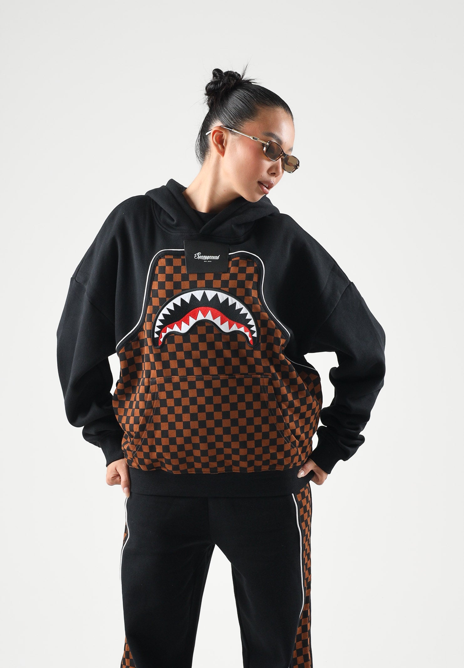 SPRAYGROUND Felpa con cappuccio nera con dettagli marroni per uomo e donna SP933G . SPRAYGROUND 