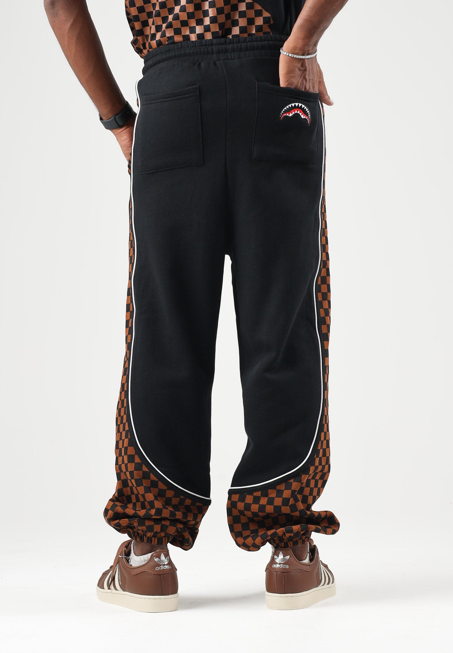 SPRAYGROUND Pantaloni neri per uomo e donna con comodo elastico in vita e dettagli con motivo a scacchi SP934G . SPRAYGROUND 