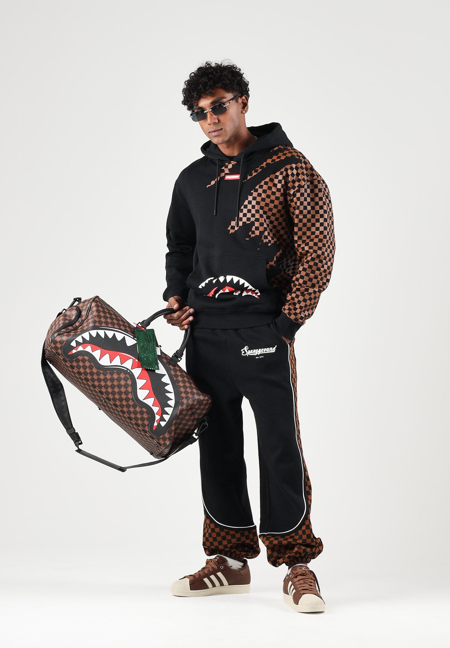 SPRAYGROUND Pantaloni neri per uomo e donna con comodo elastico in vita e dettagli con motivo a scacchi SP934G . SPRAYGROUND 