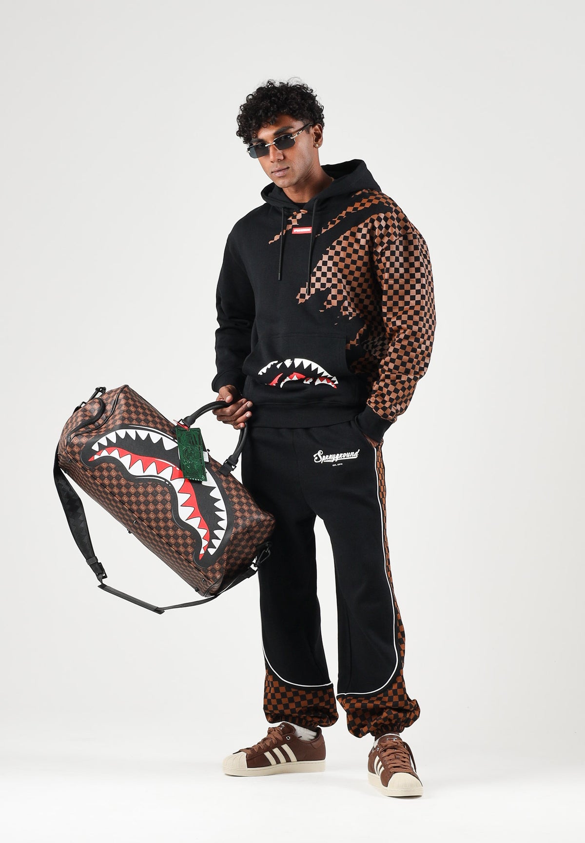 SPRAYGROUND Pantaloni neri per uomo e donna con comodo elastico in vita e dettagli con motivo a scacchi SP934G . SPRAYGROUND 