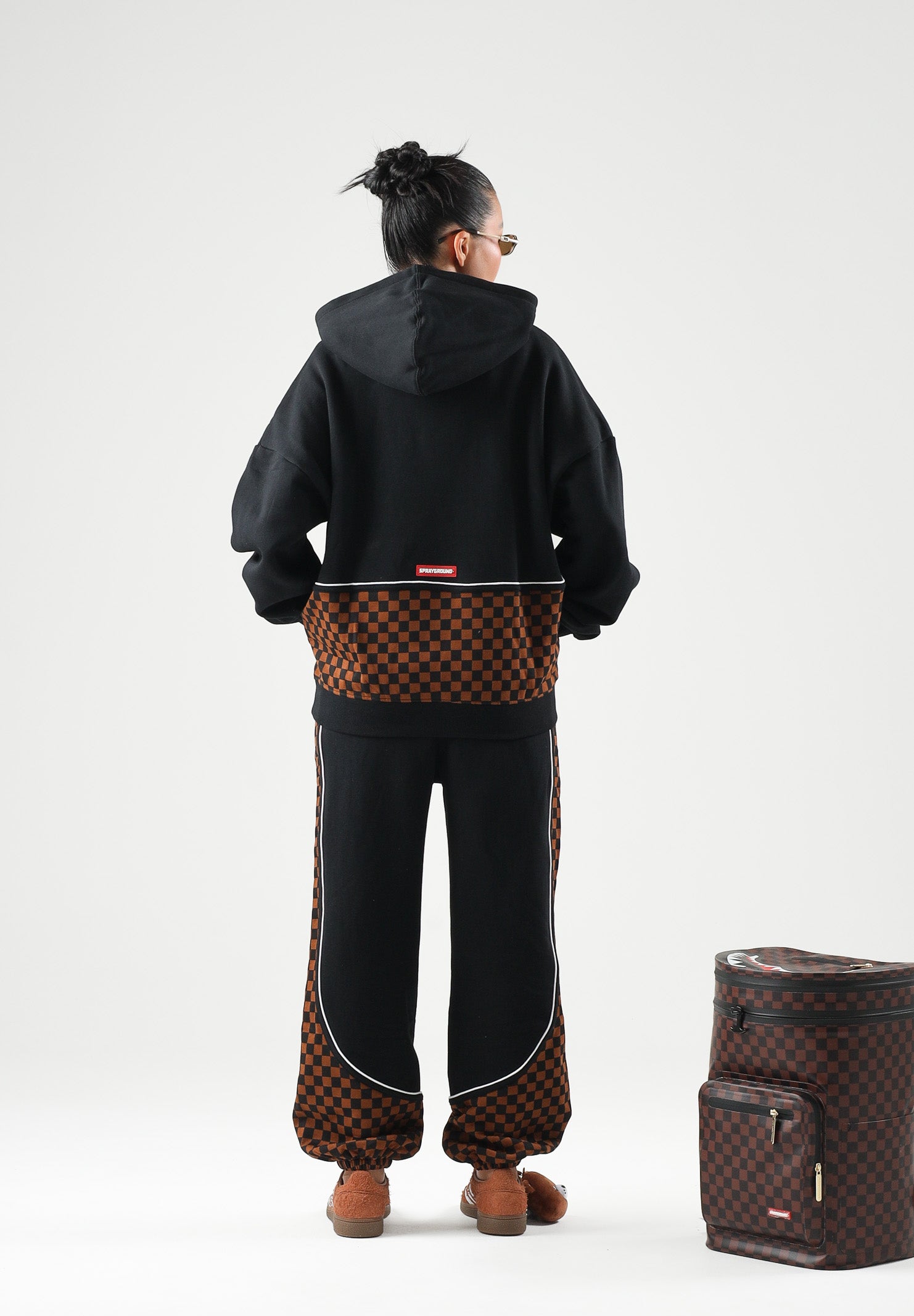 SPRAYGROUND Pantaloni neri per uomo e donna con comodo elastico in vita e dettagli con motivo a scacchi SP934G . SPRAYGROUND 