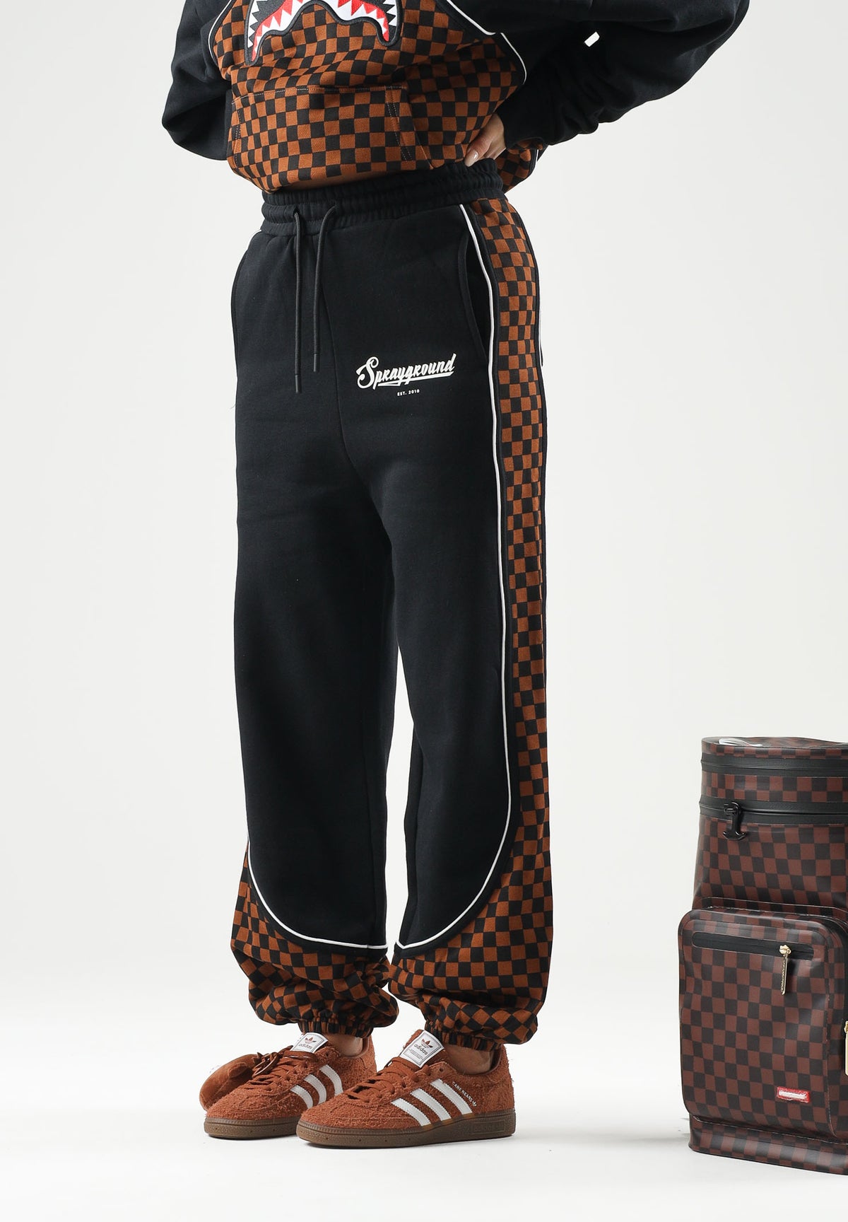 SPRAYGROUND Pantaloni neri per uomo e donna con comodo elastico in vita e dettagli con motivo a scacchi SP934G . SPRAYGROUND 