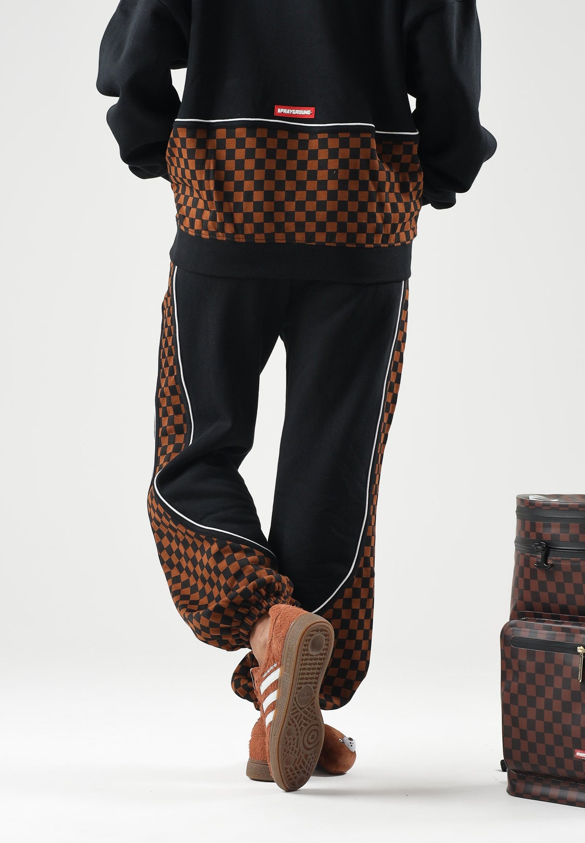 SPRAYGROUND Pantaloni neri per uomo e donna con comodo elastico in vita e dettagli con motivo a scacchi SP934G . SPRAYGROUND 