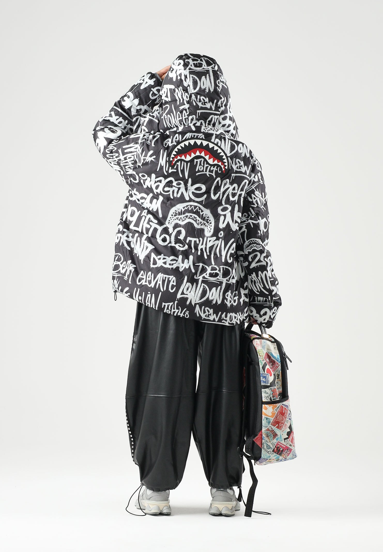 SPRAYGROUND Piumino grigio reversibile  per uomo e donna con cappuccio regolabile, chiusura frontale con zip SP942 . SPRAYGROUND 