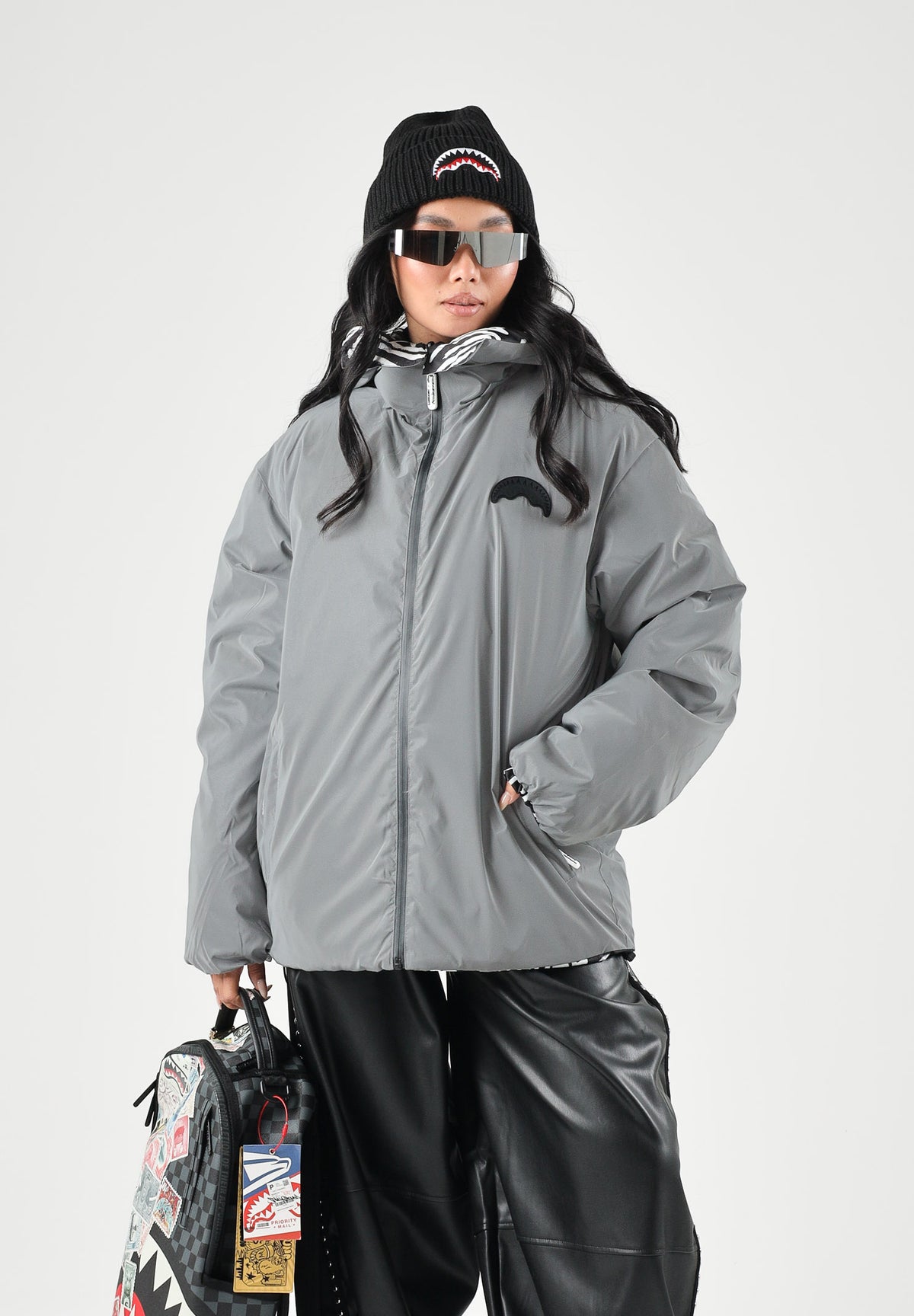 SPRAYGROUND Piumino grigio reversibile  per uomo e donna con cappuccio regolabile, chiusura frontale con zip SP942 . SPRAYGROUND 