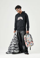 SPRAYGROUND Felpa con cappuccio nero per uomo e donna con tasca centrale e iconico dettaglio grafico frontale. SP946GBLK . SPRAYGROUND 