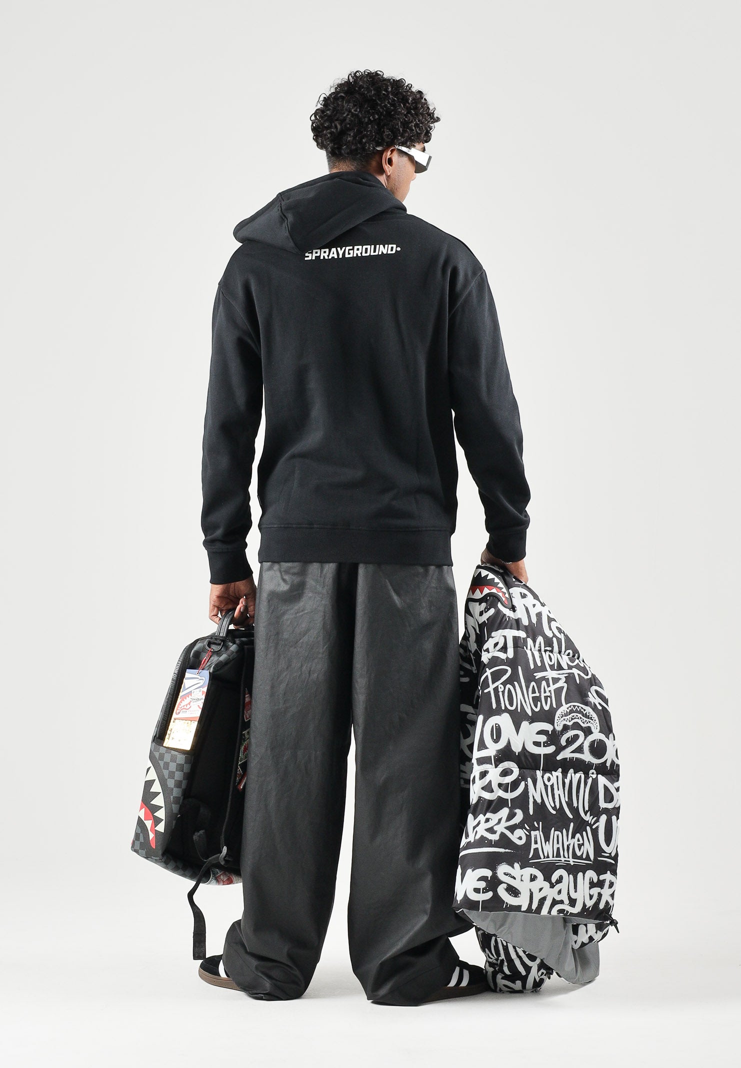 SPRAYGROUND Felpa con cappuccio nero per uomo e donna con tasca centrale e iconico dettaglio grafico frontale. SP946GBLK . SPRAYGROUND 