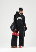SPRAYGROUND Felpa con cappuccio nero per uomo e donna con tasca centrale e iconico dettaglio grafico frontale. SP946GBLK . SPRAYGROUND 