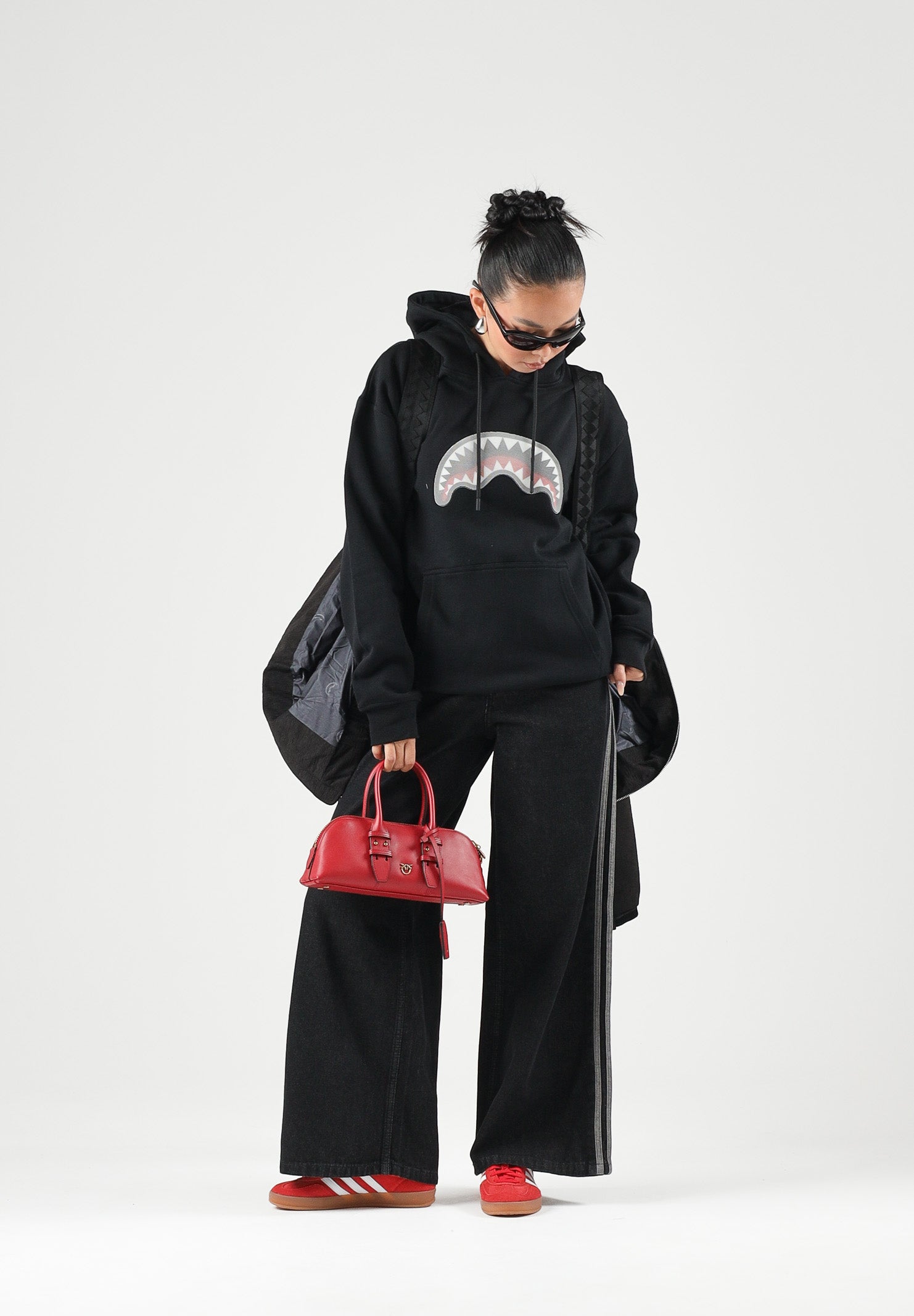 SPRAYGROUND Felpa con cappuccio nero per uomo e donna con tasca centrale e iconico dettaglio grafico frontale. SP946GBLK . SPRAYGROUND 