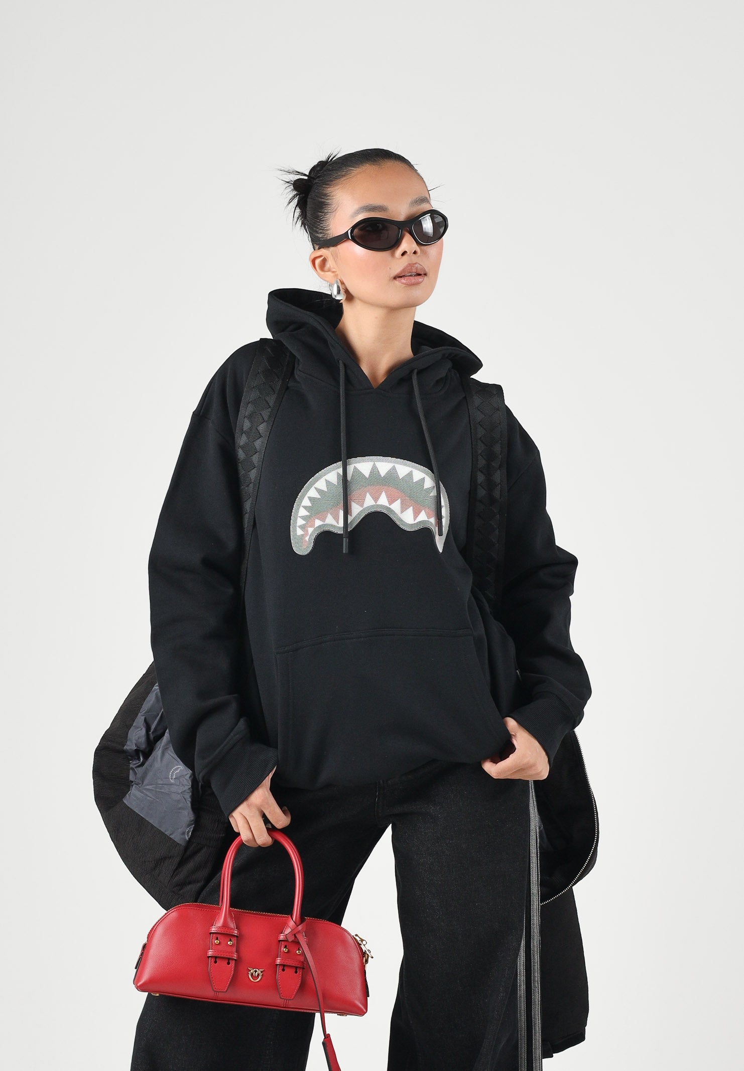 SPRAYGROUND Felpa con cappuccio nero per uomo e donna con tasca centrale e iconico dettaglio grafico frontale. SP946GBLK . SPRAYGROUND 