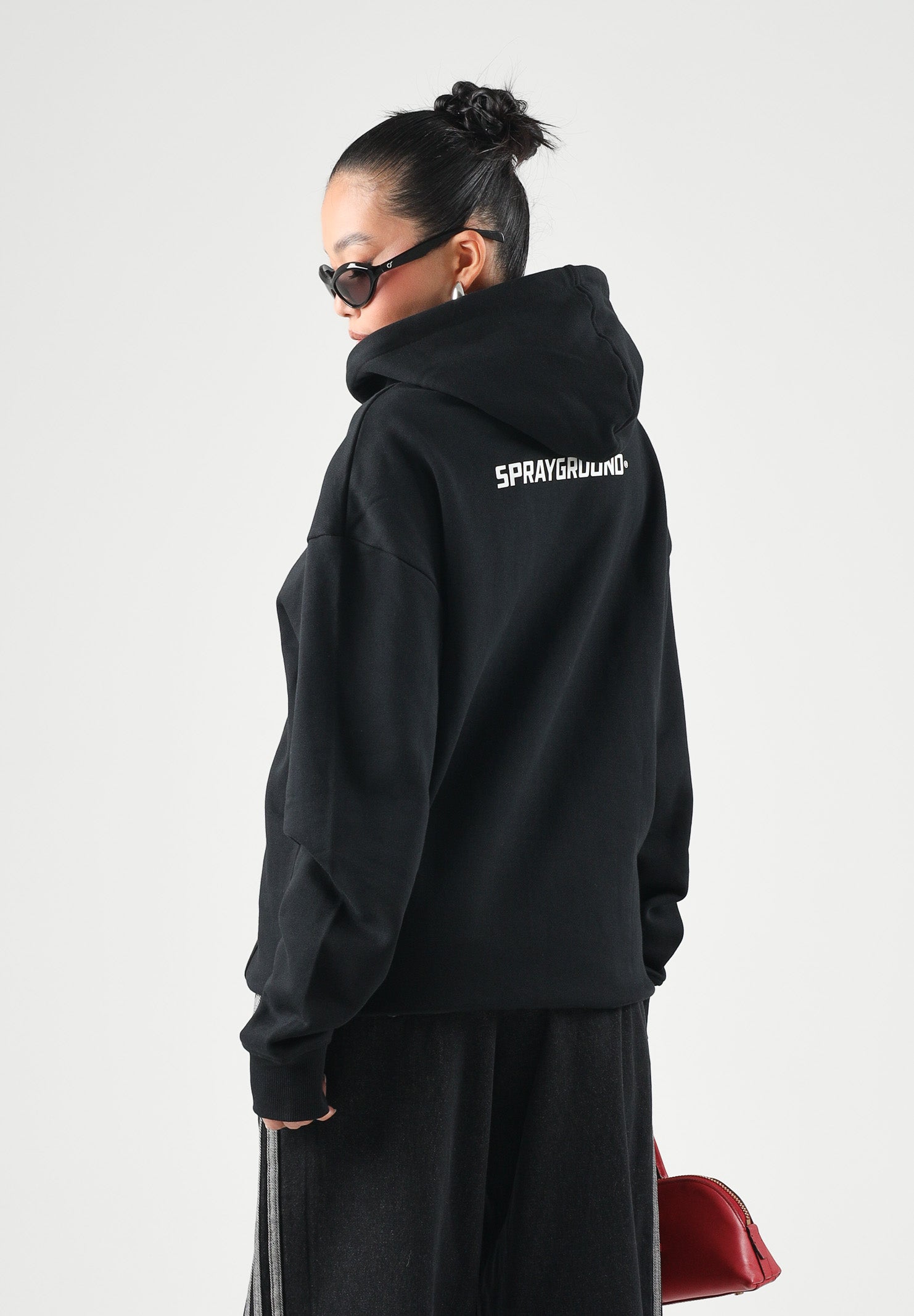 SPRAYGROUND Felpa con cappuccio nero per uomo e donna con tasca centrale e iconico dettaglio grafico frontale. SP946GBLK . SPRAYGROUND 