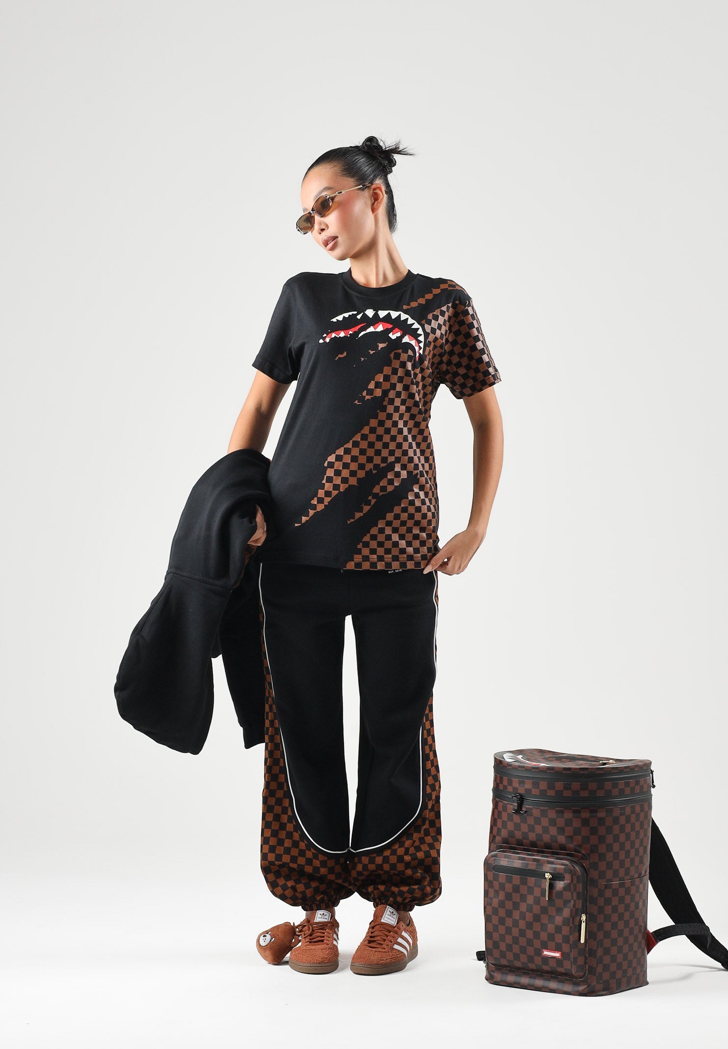 SPRAYGROUND T-shirt manica corta SHARK CHECK nero e arancione per uomo e donna SP950 . SPRAYGROUND 