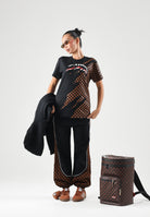 SPRAYGROUND T-shirt manica corta SHARK CHECK nero e arancione per uomo e donna SP950 . SPRAYGROUND 