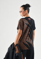 SPRAYGROUND T-shirt manica corta SHARK CHECK nero e arancione per uomo e donna SP950 . SPRAYGROUND 