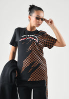 SPRAYGROUND T-shirt manica corta SHARK CHECK nero e arancione per uomo e donna SP950 . SPRAYGROUND 