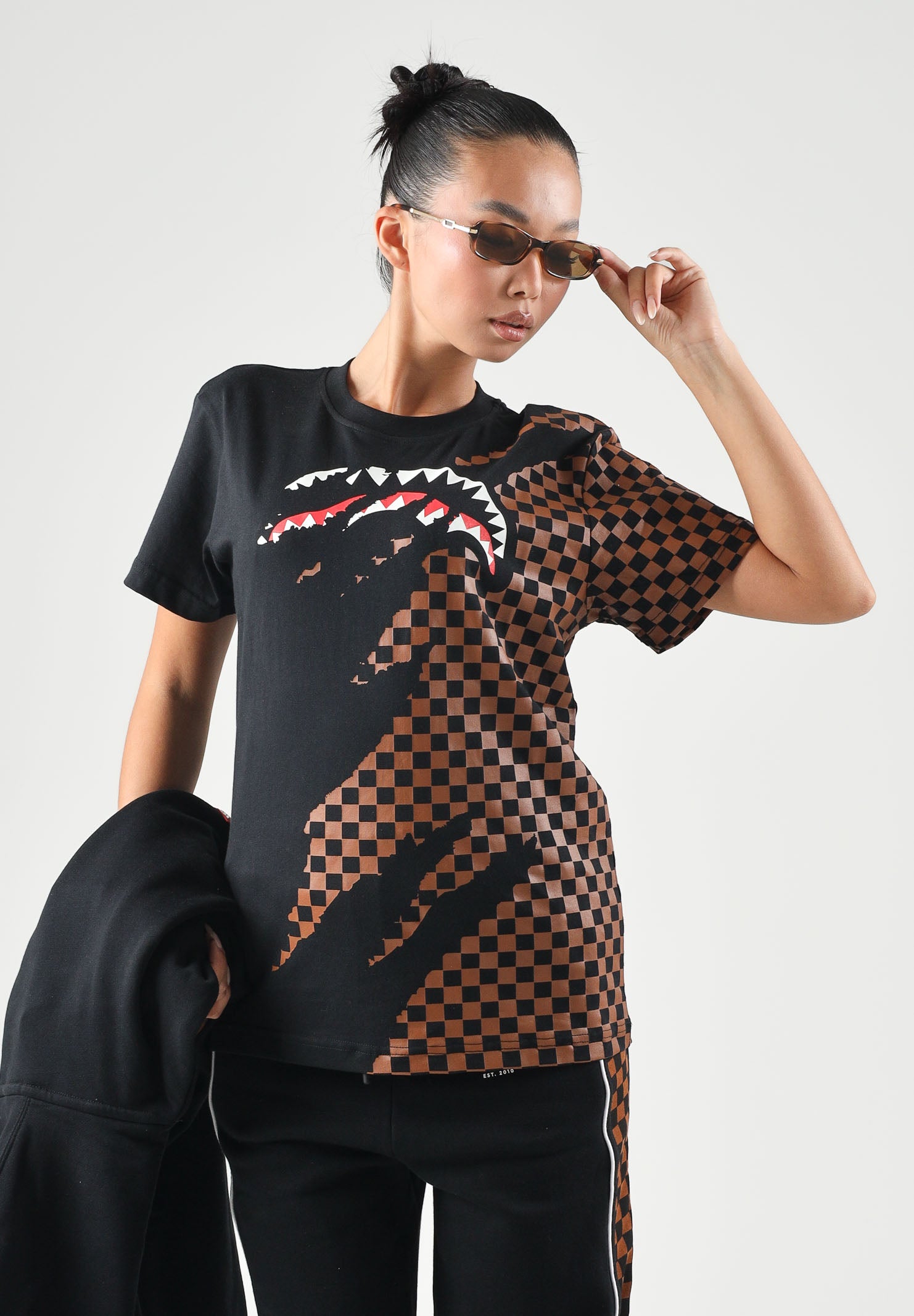 SPRAYGROUND T-shirt manica corta SHARK CHECK nero e arancione per uomo e donna SP950 . SPRAYGROUND 