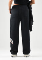 SPRAYGROUND Pantaloni neri per uomo e donna con comodo elastico in vita e dettagli grafici distintivi lungo la gamba. SP995GBLK . SPRAYGROUND 