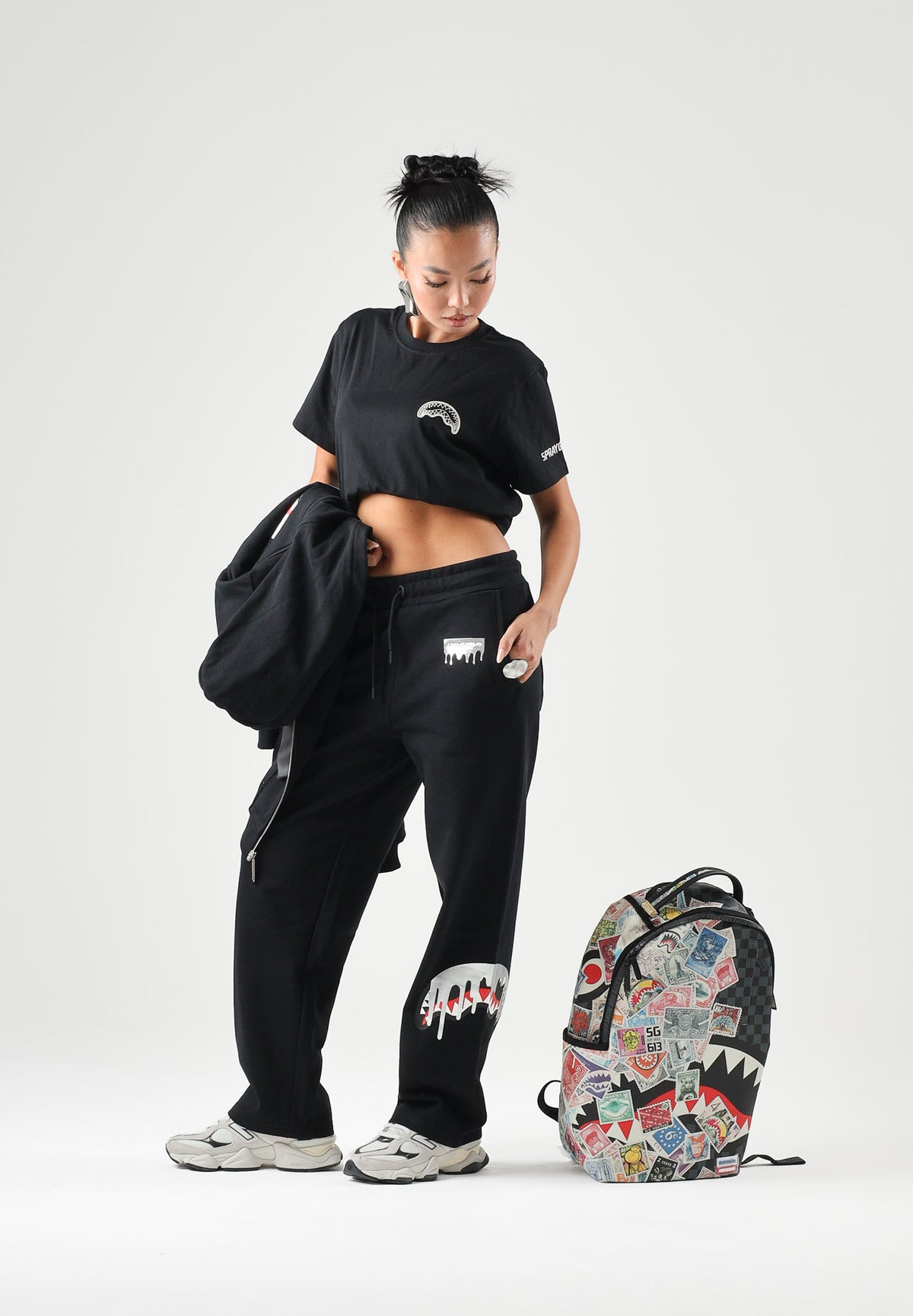 SPRAYGROUND Pantaloni neri per uomo e donna con comodo elastico in vita e dettagli grafici distintivi lungo la gamba. SP995GBLK . SPRAYGROUND 
