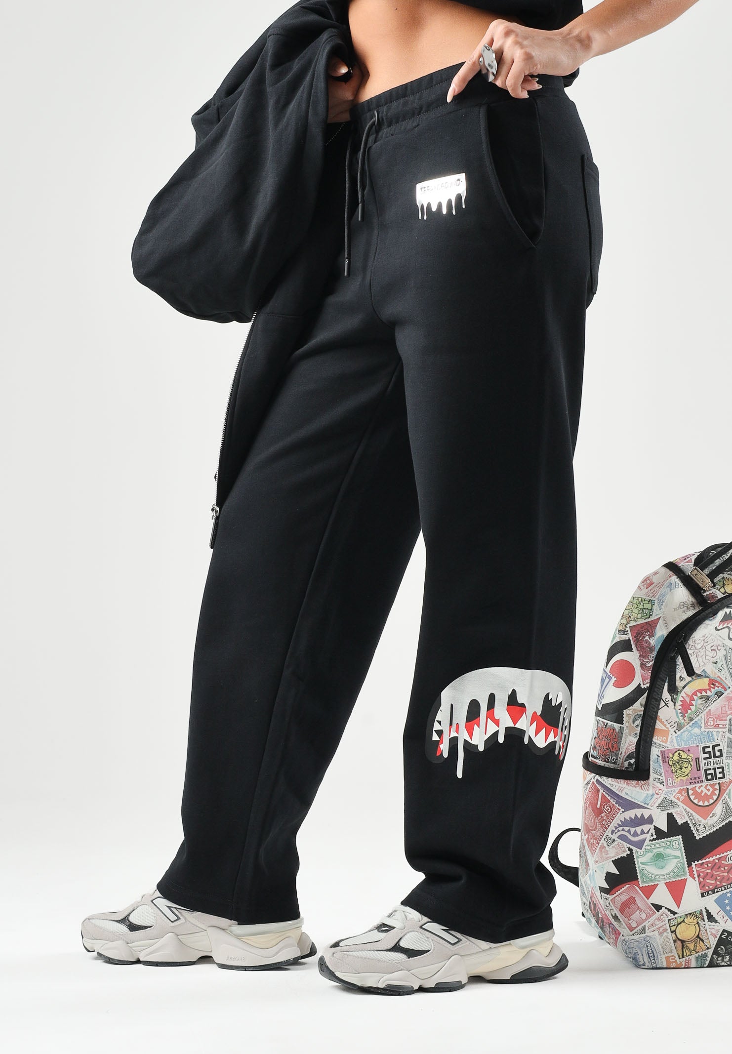 SPRAYGROUND Pantaloni neri per uomo e donna con comodo elastico in vita e dettagli grafici distintivi lungo la gamba. SP995GBLK . SPRAYGROUND 