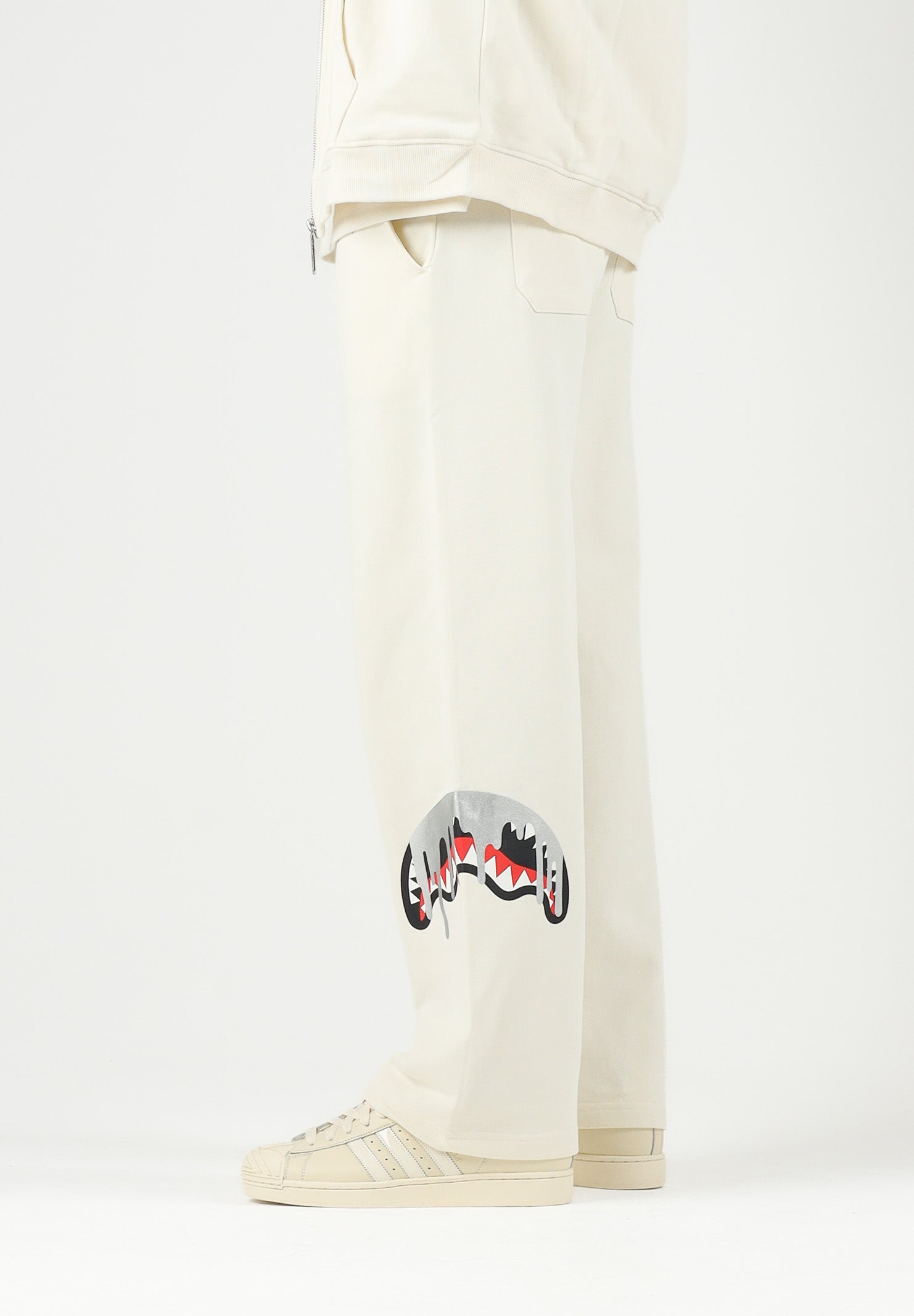 SPRAYGROUND Pantaloni panna per uomo e donna con comodo elastico in vita e dettagli grafici distintivi lungo la gamba. SP995GIVO . SPRAYGROUND 