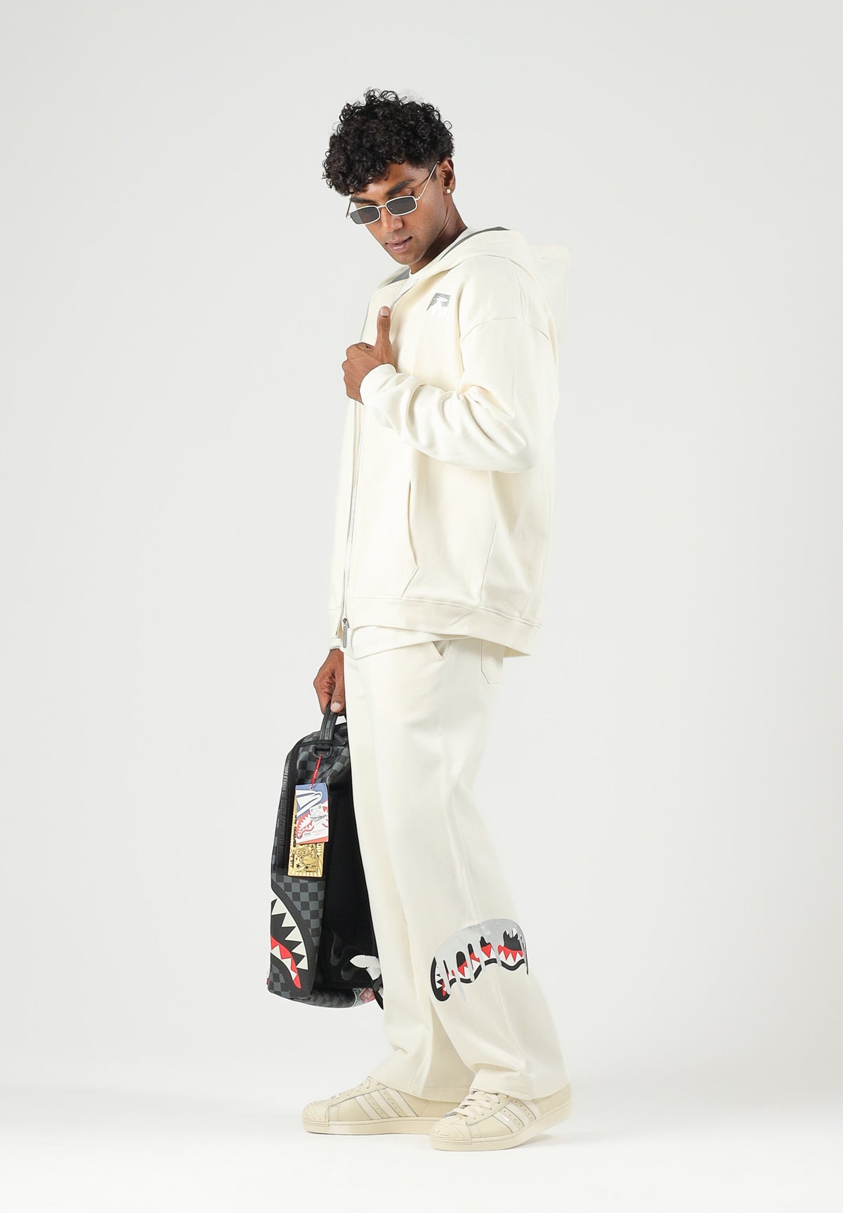 SPRAYGROUND Pantaloni panna per uomo e donna con comodo elastico in vita e dettagli grafici distintivi lungo la gamba. SP995GIVO . SPRAYGROUND 