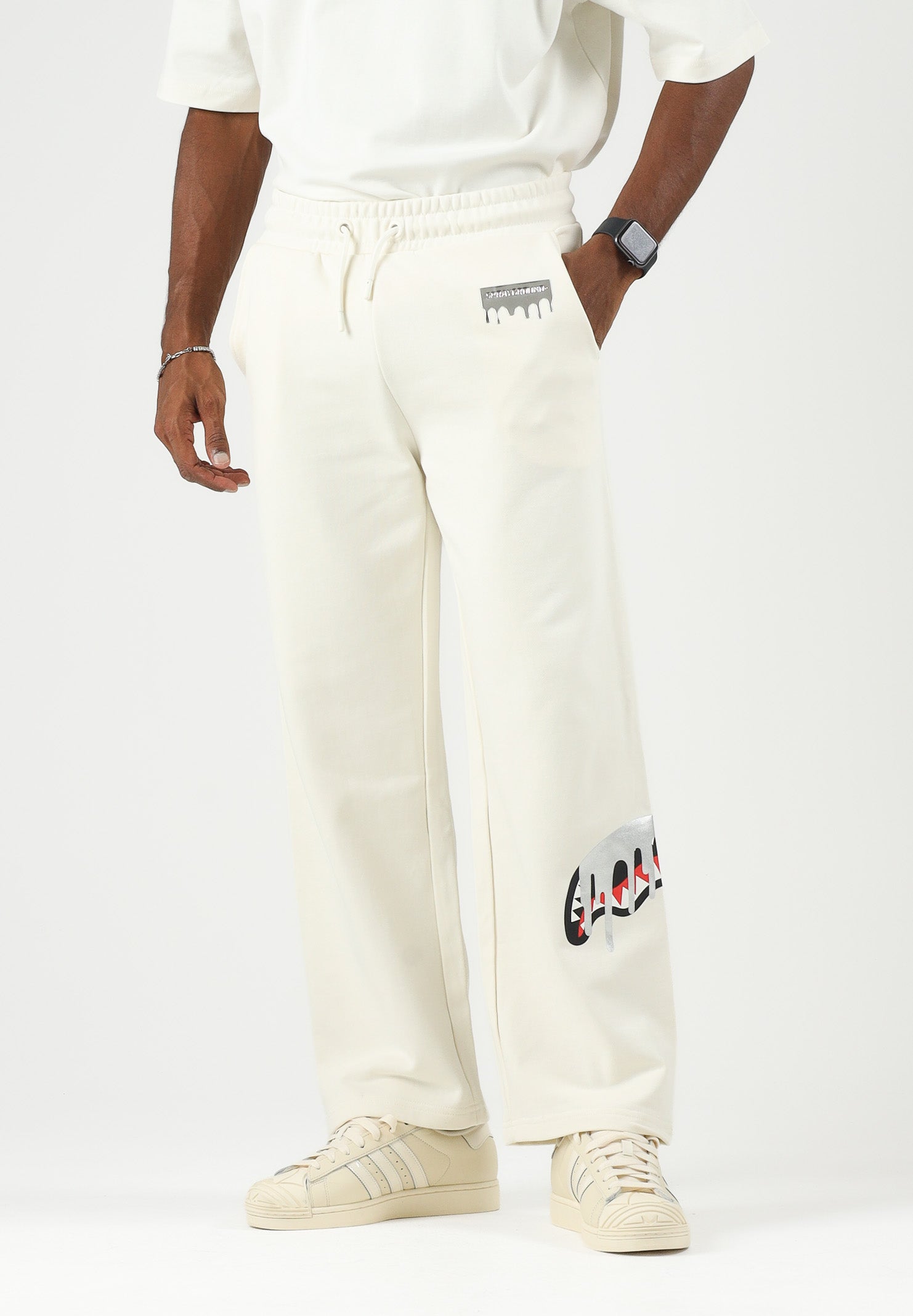 SPRAYGROUND Pantaloni panna per uomo e donna con comodo elastico in vita e dettagli grafici distintivi lungo la gamba. SP995GIVO . SPRAYGROUND 