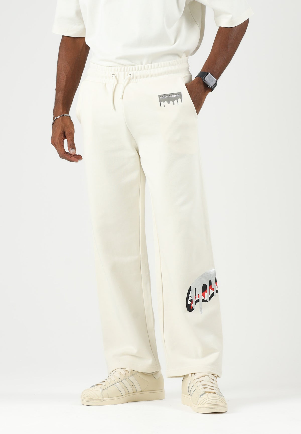 SPRAYGROUND Pantaloni panna per uomo e donna con comodo elastico in vita e dettagli grafici distintivi lungo la gamba. SP995GIVO . SPRAYGROUND 