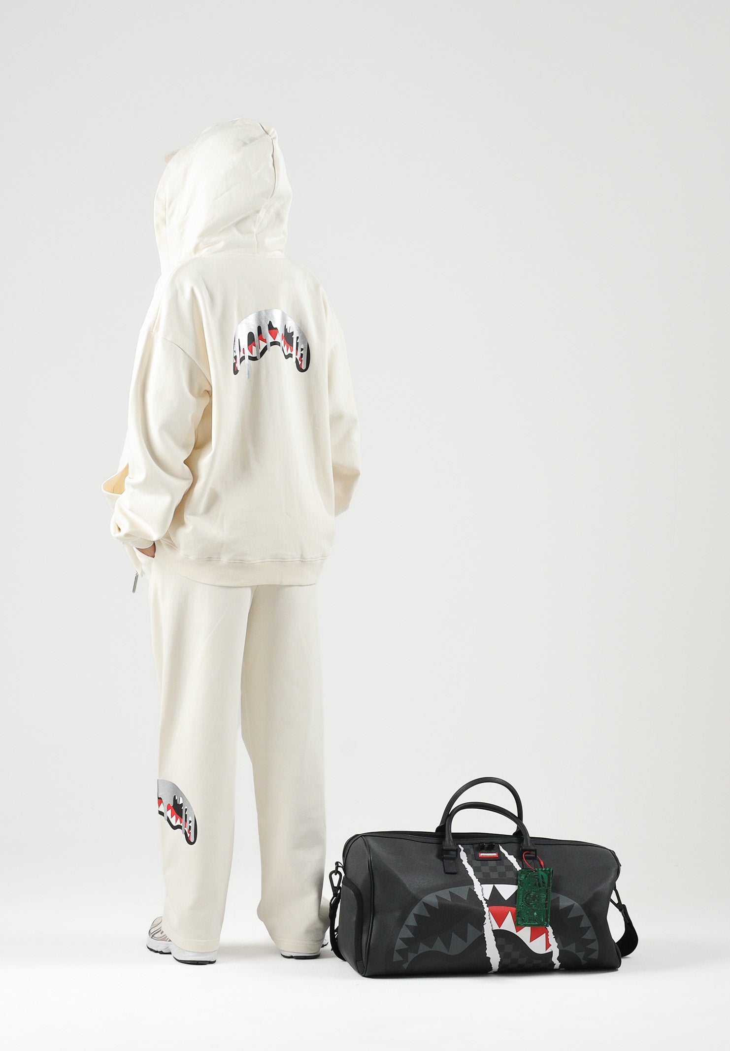 SPRAYGROUND Pantaloni panna per uomo e donna con comodo elastico in vita e dettagli grafici distintivi lungo la gamba. SP995GIVO . SPRAYGROUND 