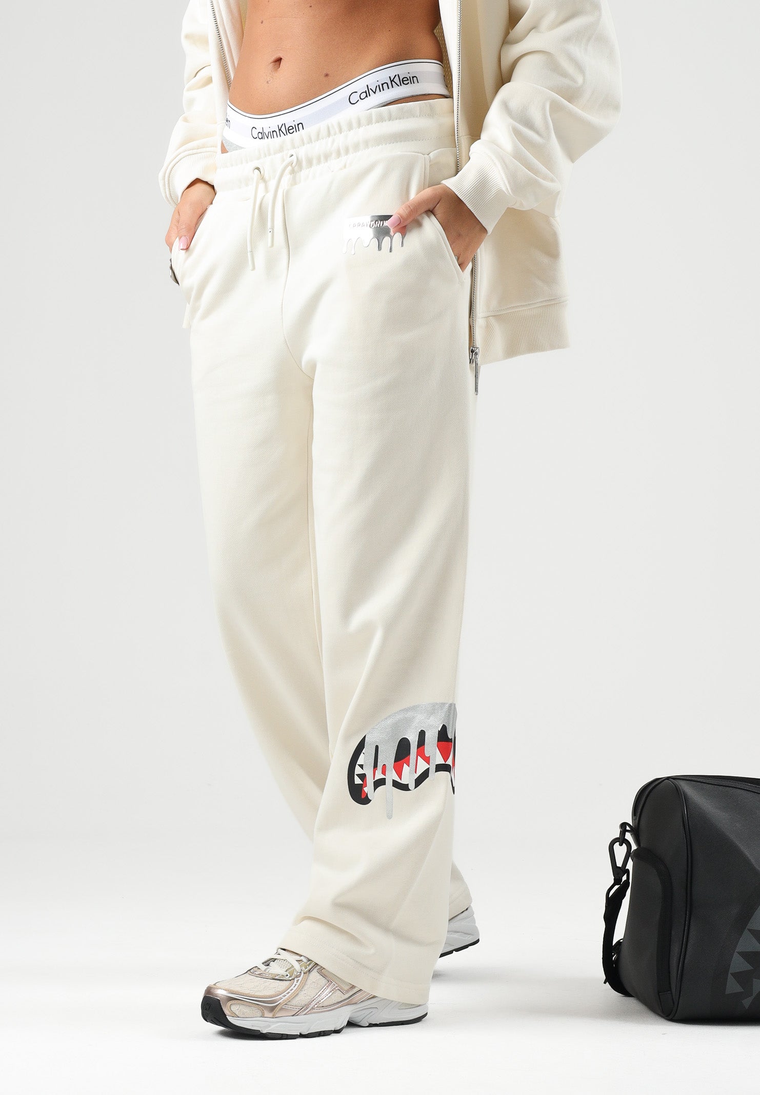 SPRAYGROUND Pantaloni panna per uomo e donna con comodo elastico in vita e dettagli grafici distintivi lungo la gamba. SP995GIVO . SPRAYGROUND 