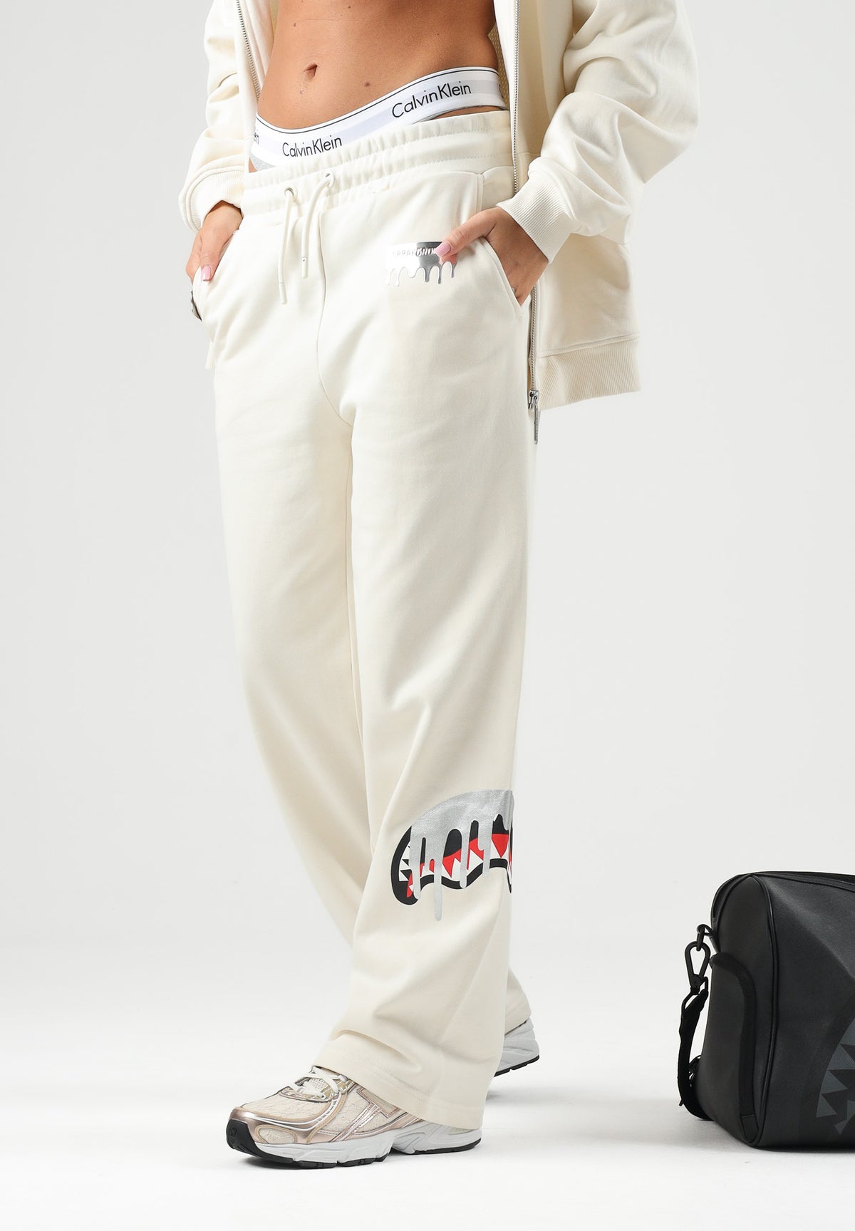 SPRAYGROUND Pantaloni panna per uomo e donna con comodo elastico in vita e dettagli grafici distintivi lungo la gamba. SP995GIVO . SPRAYGROUND 
