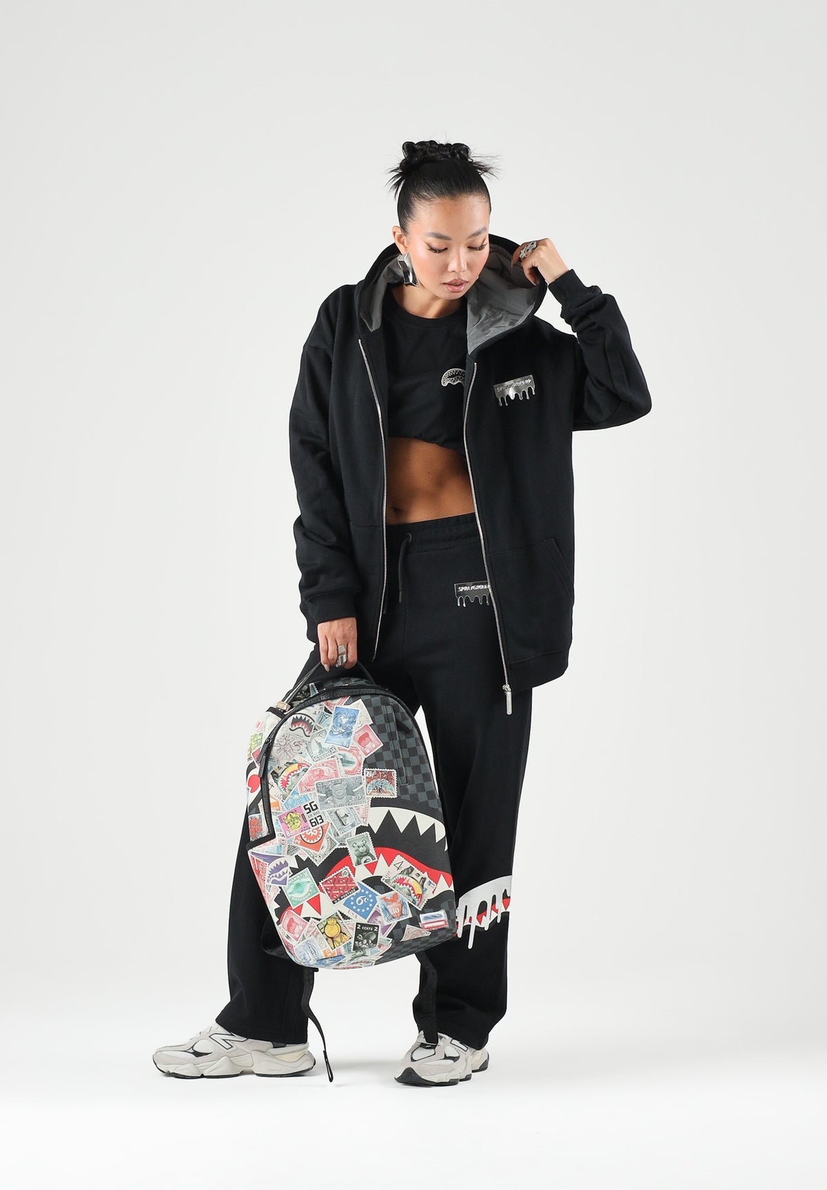 SPRAYGROUND Felpa con zip nera per uomo e donna con cappuccio e tasche laterali. SP997GBLK . SPRAYGROUND 