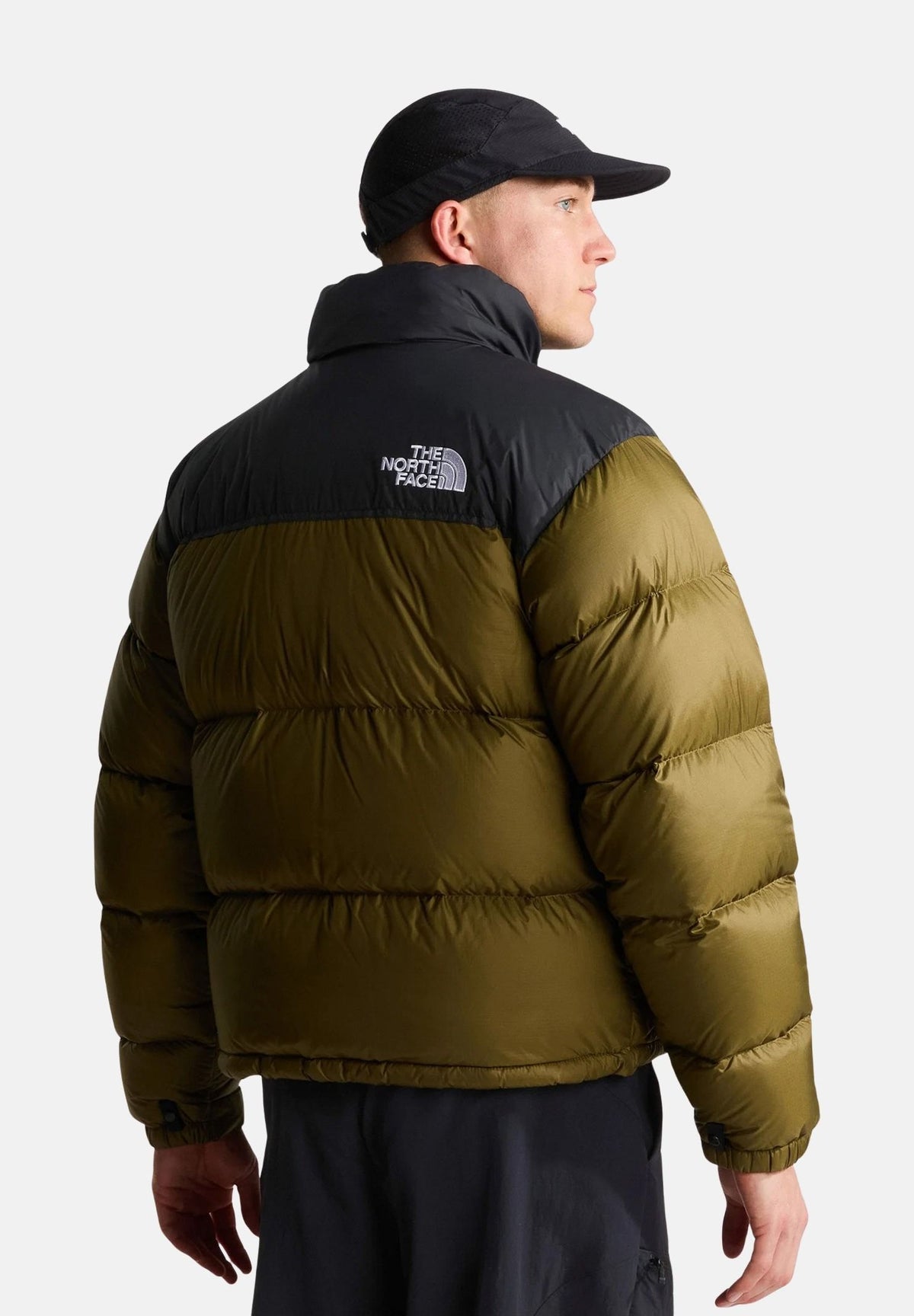 THE NORTH FACE Piumino 1996 RETRO NUPTSE Caraway Seed-TNF Black marrone senape scuro e nero da uomo, con imbottitura in vera piuma d'oca, collo alto, cappuccio ripiegabile e chiusura frontale con zip. NF0A3C8DRL51 . THE NORTH FACE 
