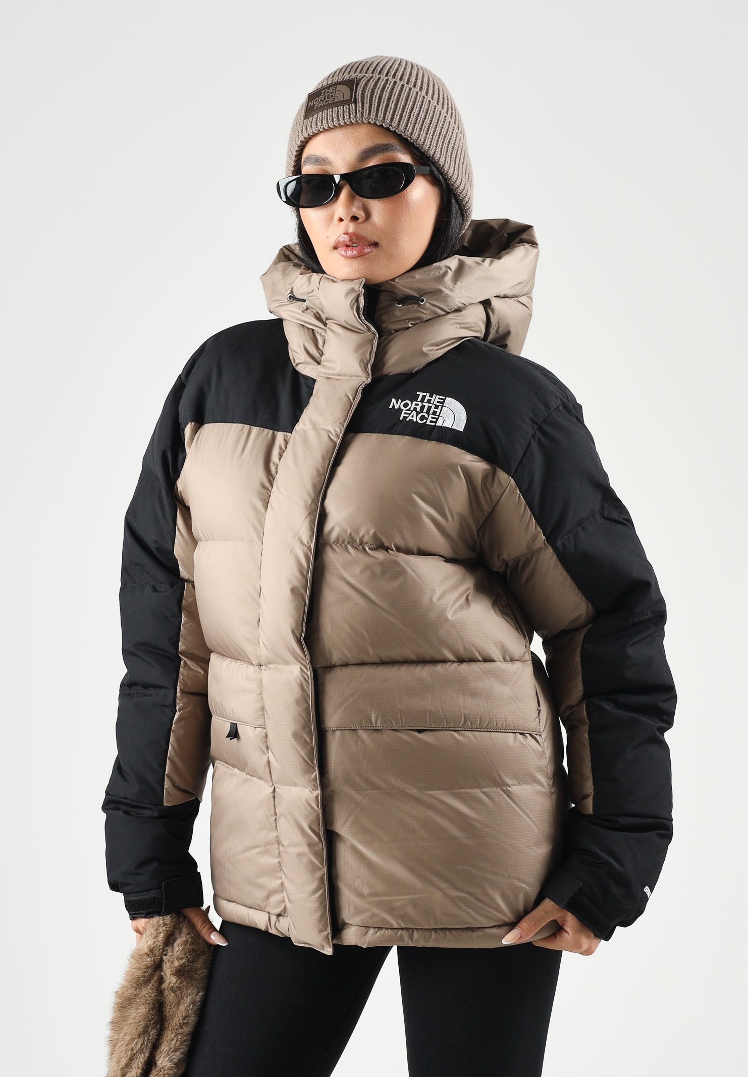 THE NORTH FACE Piumino HIMALAYAN DOWN PARKA Garnet-TNF Black marrone cammello e nero da donna, con cappuccio, imbottitura in vera piuma d'oca, chiusura frontale con zip e patta antivento e tasche applicate sul davanti<BR/> NF0A4R2WT071 . THE NORTH FACE 