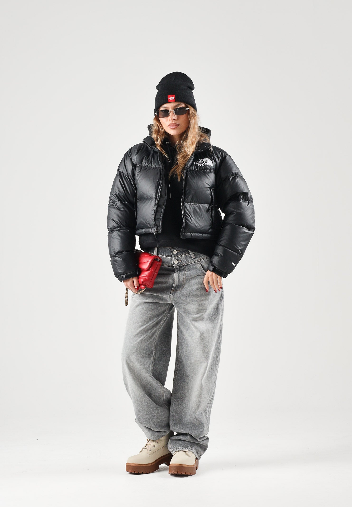 THE NORTH FACE Piumino corto NUPTSE SHORT JACKET nero da donna, in nylon lucido idrorepellente, imbottito in vera piuma d'oca, con collo alto e zip. NF0A5GGEGOG1 . THE NORTH FACE 