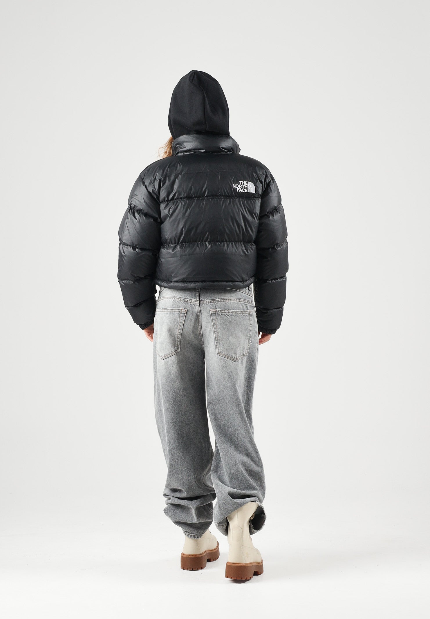 THE NORTH FACE Piumino corto NUPTSE SHORT JACKET nero da donna, in nylon lucido idrorepellente, imbottito in vera piuma d'oca, con collo alto e zip. NF0A5GGEGOG1 . THE NORTH FACE 