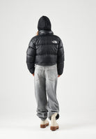 THE NORTH FACE Piumino corto NUPTSE SHORT JACKET nero da donna, in nylon lucido idrorepellente, imbottito in vera piuma d'oca, con collo alto e zip. NF0A5GGEGOG1 . THE NORTH FACE 