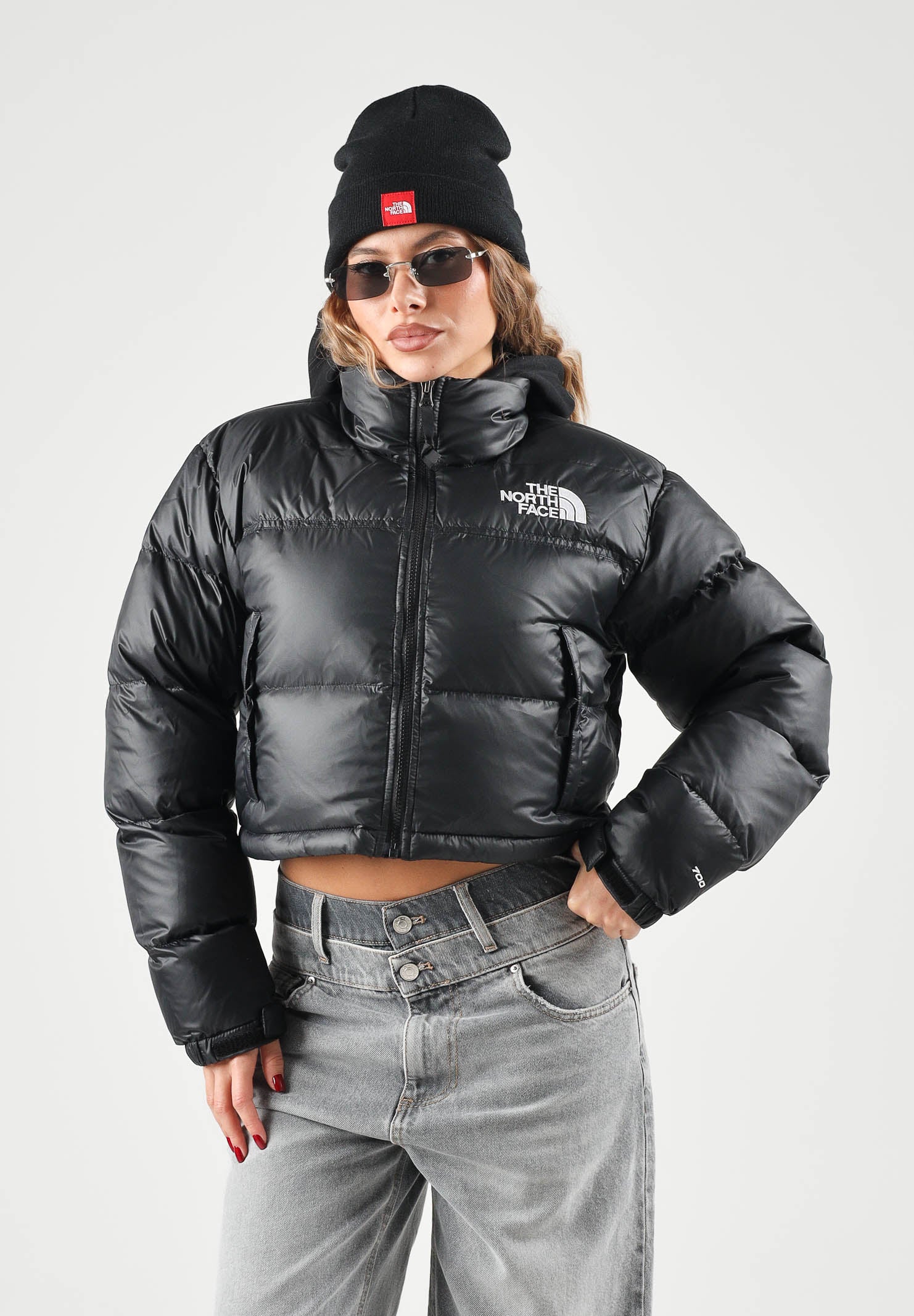 THE NORTH FACE Piumino corto NUPTSE SHORT JACKET nero da donna, in nylon lucido idrorepellente, imbottito in vera piuma d'oca, con collo alto e zip. NF0A5GGEGOG1 . THE NORTH FACE 