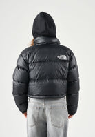 THE NORTH FACE Piumino corto NUPTSE SHORT JACKET nero da donna, in nylon lucido idrorepellente, imbottito in vera piuma d'oca, con collo alto e zip. NF0A5GGEGOG1 . THE NORTH FACE 