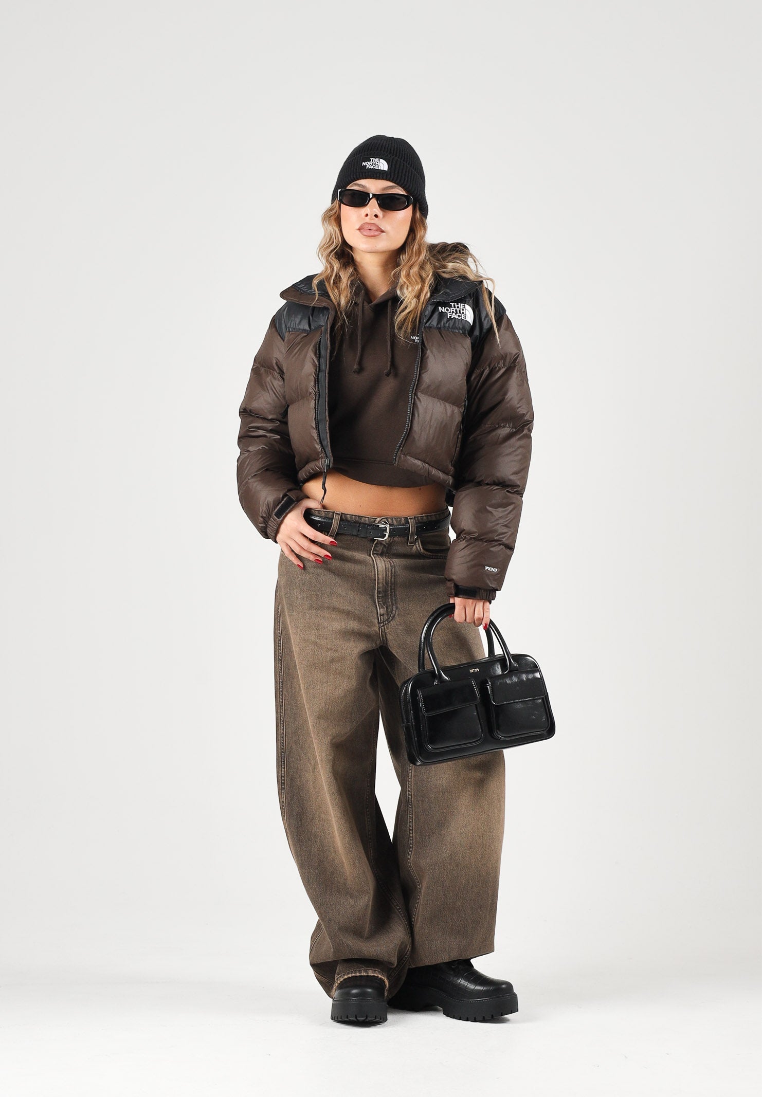 THE NORTH FACE Piumino NUPTSE SHORT JACKET Dark Chestnut-TNF Black marrone castagna scuro e nero da donna, con imbottitura in vera piuma d'oca, collo alto, chiusura con zip e fondo regolabile. NF0A5GGERM11 . THE NORTH FACE 