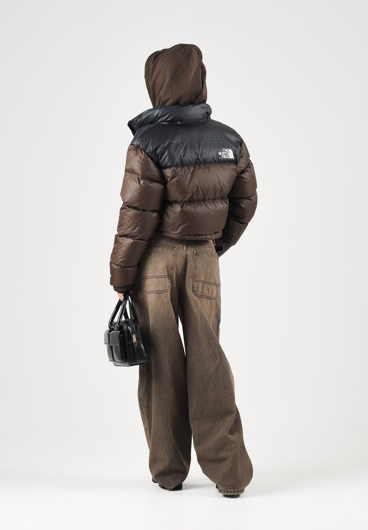THE NORTH FACE Piumino NUPTSE SHORT JACKET Dark Chestnut-TNF Black marrone castagna scuro e nero da donna, con imbottitura in vera piuma d'oca, collo alto, chiusura con zip e fondo regolabile. NF0A5GGERM11 . THE NORTH FACE 