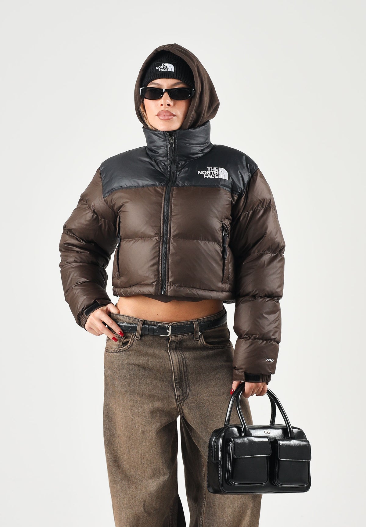 THE NORTH FACE Piumino NUPTSE SHORT JACKET Dark Chestnut-TNF Black marrone castagna scuro e nero da donna, con imbottitura in vera piuma d'oca, collo alto, chiusura con zip e fondo regolabile. NF0A5GGERM11 . THE NORTH FACE 