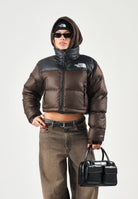THE NORTH FACE Piumino NUPTSE SHORT JACKET Dark Chestnut-TNF Black marrone castagna scuro e nero da donna, con imbottitura in vera piuma d'oca, collo alto, chiusura con zip e fondo regolabile. NF0A5GGERM11 . THE NORTH FACE 
