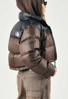 THE NORTH FACE Piumino NUPTSE SHORT JACKET Dark Chestnut-TNF Black marrone castagna scuro e nero da donna, con imbottitura in vera piuma d'oca, collo alto, chiusura con zip e fondo regolabile. NF0A5GGERM11 . THE NORTH FACE 