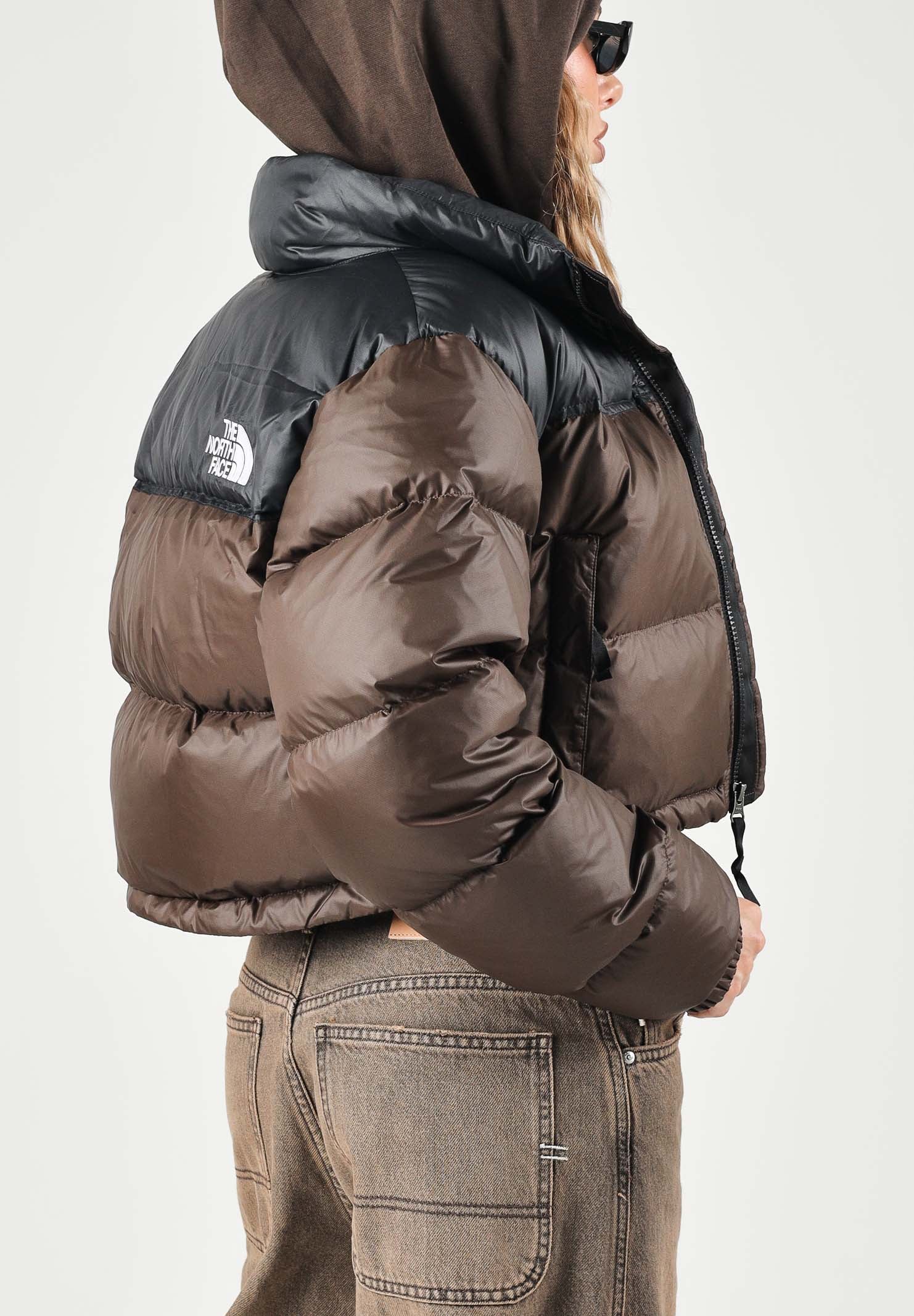 THE NORTH FACE Piumino NUPTSE SHORT JACKET Dark Chestnut-TNF Black marrone castagna scuro e nero da donna, con imbottitura in vera piuma d'oca, collo alto, chiusura con zip e fondo regolabile. NF0A5GGERM11 . THE NORTH FACE 